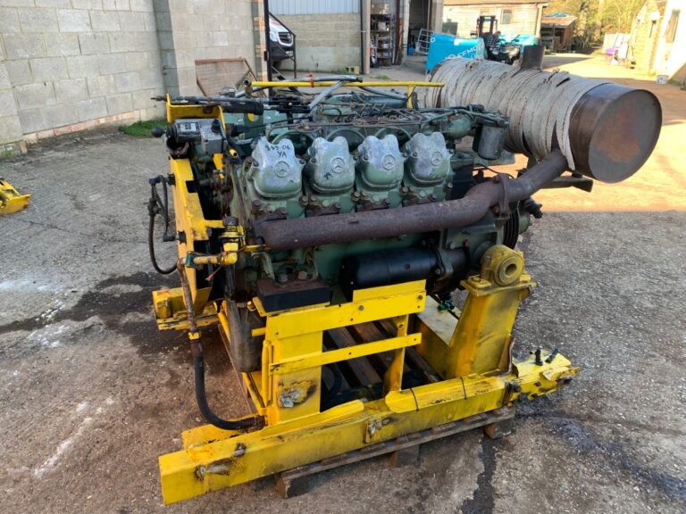 Mercedes OM 422 Дизелов двигател. V8 с механична помпа